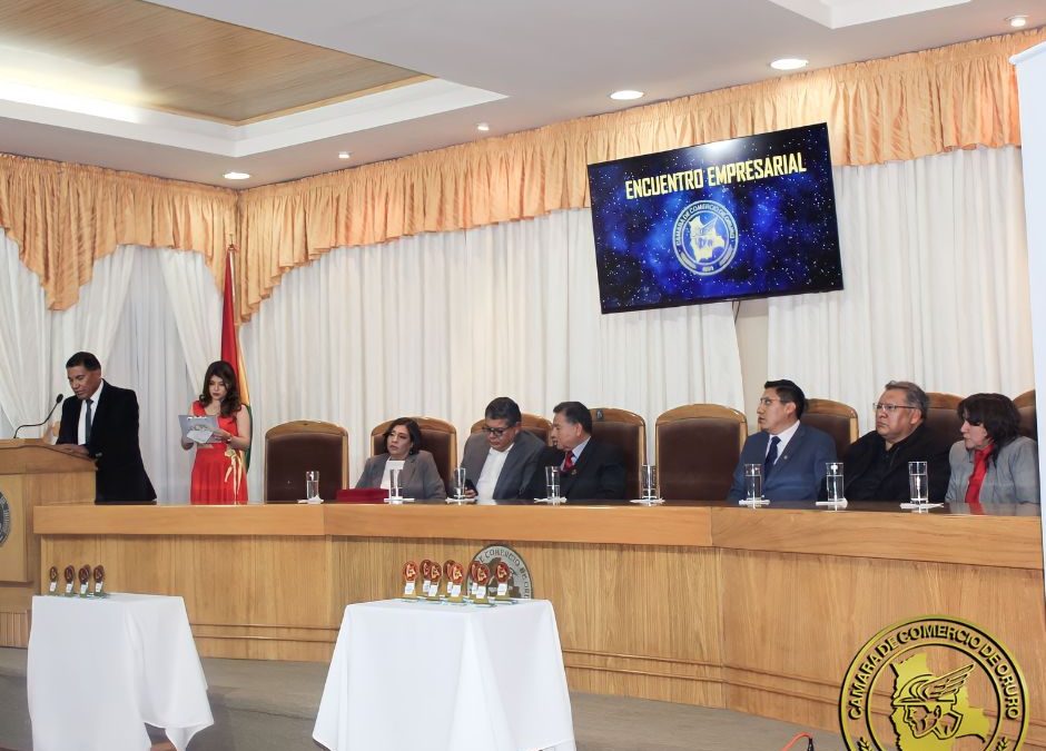 La Cámara de Comercio – Oruro impulsa el desarrollo económico con el exitoso «Encuentro Empresarial» y el lanzamiento de la Tarjeta Empresarial 2023-2025